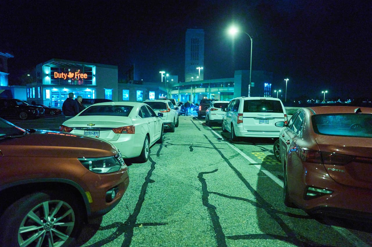 Una fila de autos en fila para cruzar hacia los Estados Unidos a través del Puente Arcoíris, en las Cataratas del Niágara. 
<br>
<br>El cierre de esta frontera terrestre detuvo el flujo natural de viajeros que cruzaban por negocios y para participar en eventos deportivos o ceremonias religiosas.
<br>
