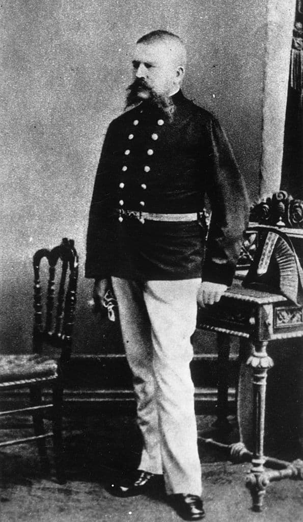 Los orígenes de Alois Hitler 
<b>están rodeados de mitos, fabricaciones y conjeturas</b>, cuenta Sandgruber. En buena parte porque su hijo, cuando se hizo poderoso, 
<b>buscó "ocultar su propia historia y la de sus padres y antepasados" o "retorcerla en su propio beneficio"</b>. Los nuevos descubrimientos contrastan con las imágenes idealizadas que dibuja Hitler sobre el padre en su obra "Mi lucha". En la imagen, Alois Hitler vistiendo un uniforme militar de veterano austríaco.
<br>