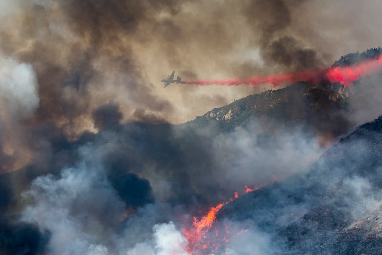 De acuerdo con las autoridades, el incendio El Dorado se originó producto de fuegos pirotécnicos que fueron estallados durante una fiesta de 'baby shower', pese a las advertencias de riesgo por incendio debido a las extremas temperaturas del fin de semana.