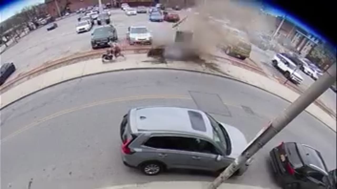 Una mujer va caminando con un niño y otro en coche cuando explota alcantarilla en Nueva York
