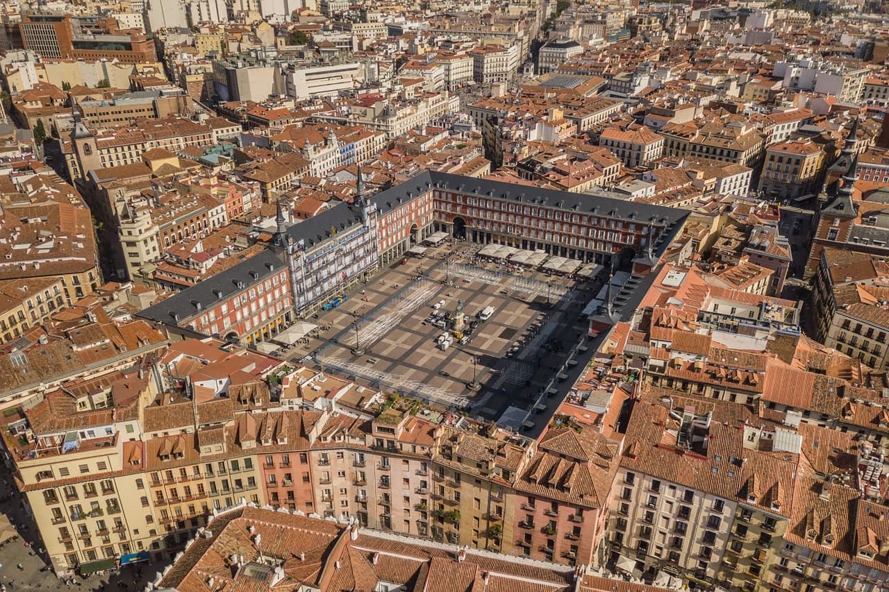 <b>Puesto 13. España</b>
<br>
<br>Tasa más alta de impuesto sobre la renta personal en 2021: 47.00%.
<br>
<br>España no cobra impuesto sobre la renta a los ingresos inferiores a 12,450 euros (unos 4,121 dólares), y su tasa más alta se aplica a los ingresos superiores a 300,000 euros (unos 340,272 dólares).
<br>