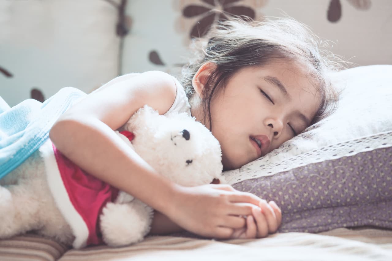 Mantenga un horario de sueño regular. Está bien dormirse y levantarse un poco más tarde que durante la escuela, pero 
<b>un buen dormir es vital para la salud física y mental</b>. Además, es clave para retener memorias nuevas y lo que se ha aprendido durante el día, dentro y fuera de la escuela.