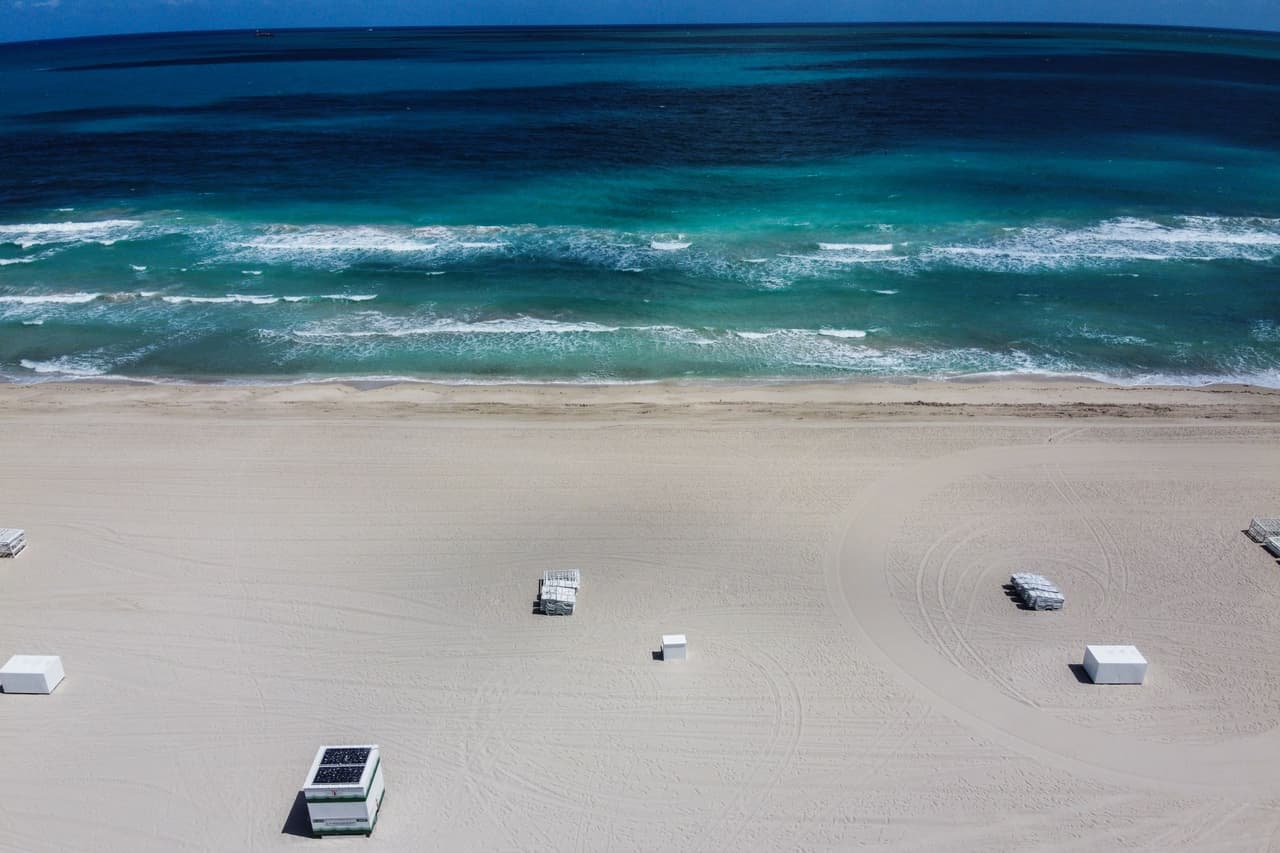 Las, una vez repletas y glamurosas playas de Miami, se quedaron sin personas.