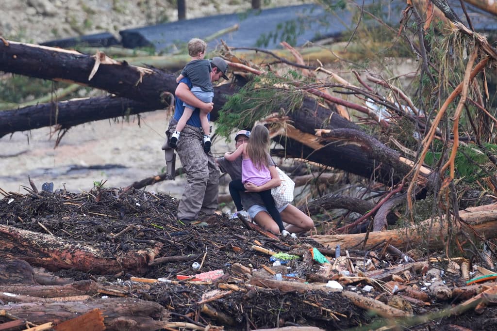“Podrían estar en los árboles”: mantienen búsqueda de niñas en el río Gudadalupe y confirman fallecimiento de 15 menores 