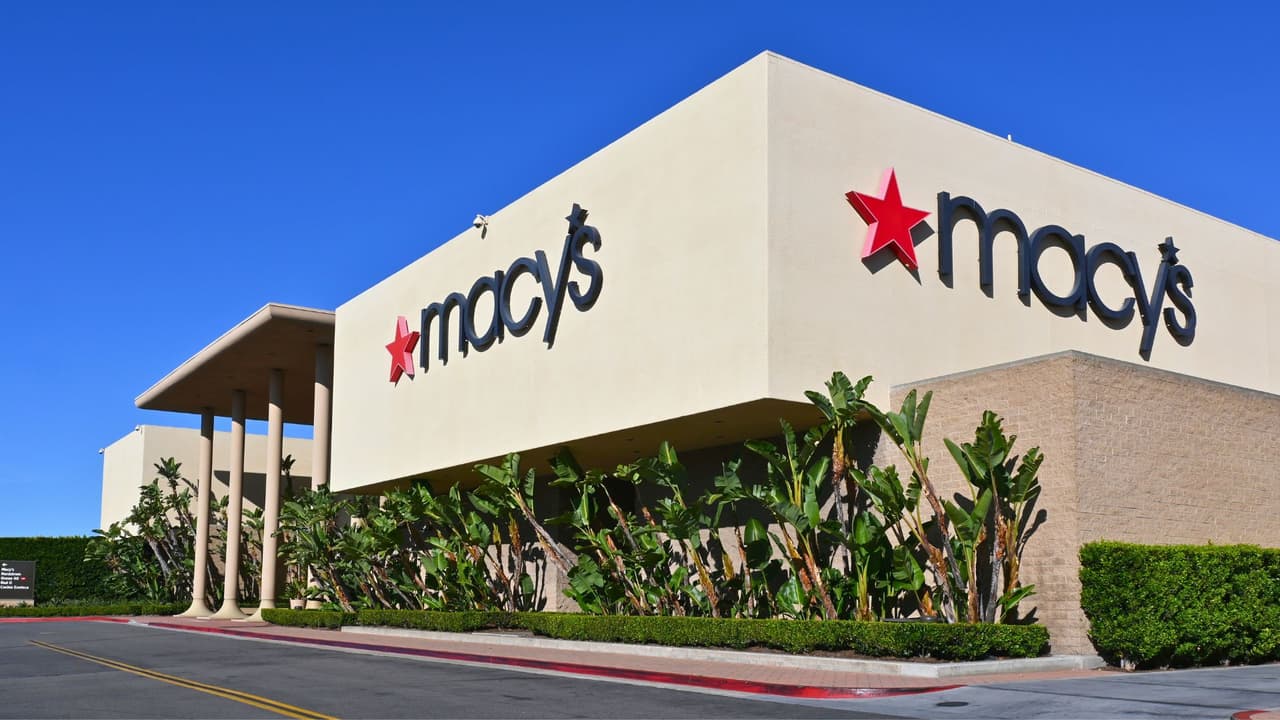 <a href="https://www.univision.com/temas/macys" target="_blank">Macy’s</a> ha revelado 
<b>un significativo incremento en el número de tiendas que cerrará este año, llevando a 65 el total de cierres previstos para finales de 2024</b>. Originalmente, la compañía había anunciado la clausura de 50 tiendas para el cierre del año fiscal, pero ha aumentado este número como parte de 
<a href="https://www.univision.com/noticias/dinero/macys-cerrara-150-tiendaswhich-macys-stores-are-closing" target="_blank"><b>su estrategia para eliminar alrededor de 150 ubicaciones “no rentables” en los próximos tres años. </b></a>