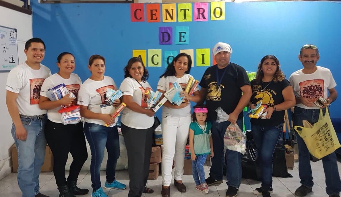 Los clubes de fans de Bronco o Gigante de América se hicieron presentes ante el llamado de Lupe Esparza, quien en un emotivo mensaje dijo que está muy bien orar por todas las víctimas, pero también era el momento de ayudar.