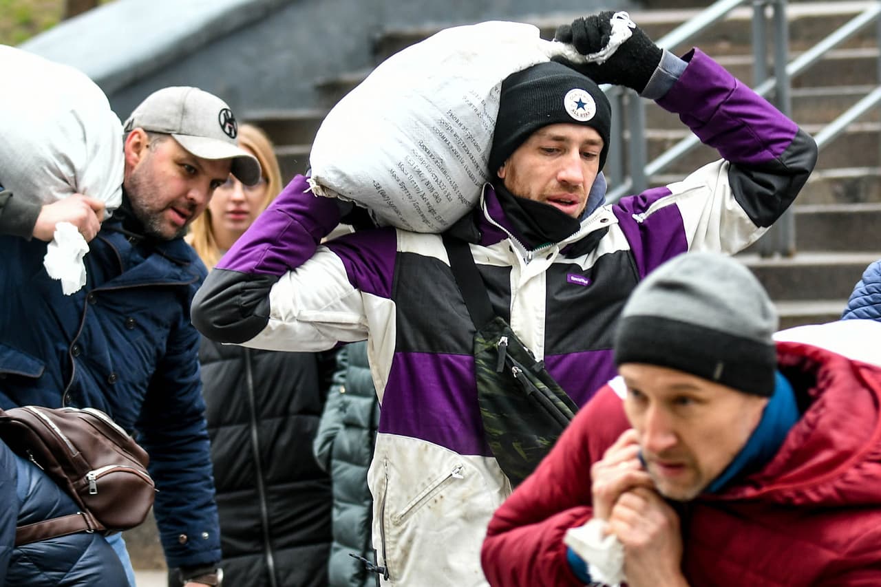 Residentes de Zaporizhia protegen con sacos de arena el hospital local el 2 de marzo, previendo que pueda ser atacado por los rusos. El martes hubo un violento ataque a una torre de televisión en la capital, que dejó al menos cinco bajas civiles.
