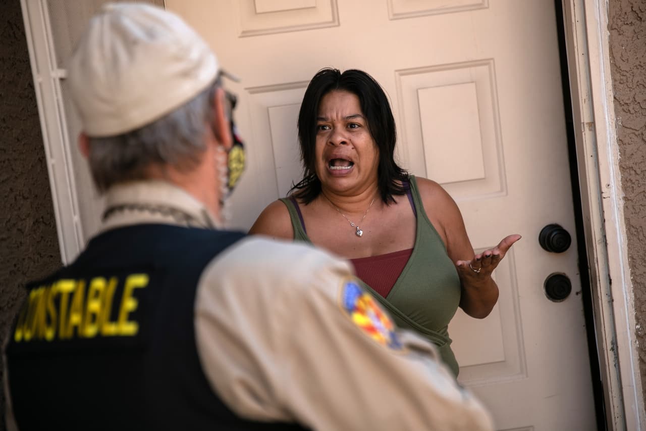 Una inquilina discute con un agente del condado de Maricopa, Arizona, que llegó con una orden de desalojo. Pudo demostrar que había pagado el alquiler y la orden fue retirada. Los que se acojan a esta protección deben declarar que han hecho todo lo posible para obtener asistencia gubernamental, entre otros requerimientos. Vea aquí la publicación oficial de la 
<a href="https://www.federalregister.gov/documents/2020/09/04/2020-19654/temporary-halt-in-residential-evictions-to-prevent-the-further-spread-of-covid-19#footnote-5-p55293"><u>orden de detención temporal de desalojos</u></a>.