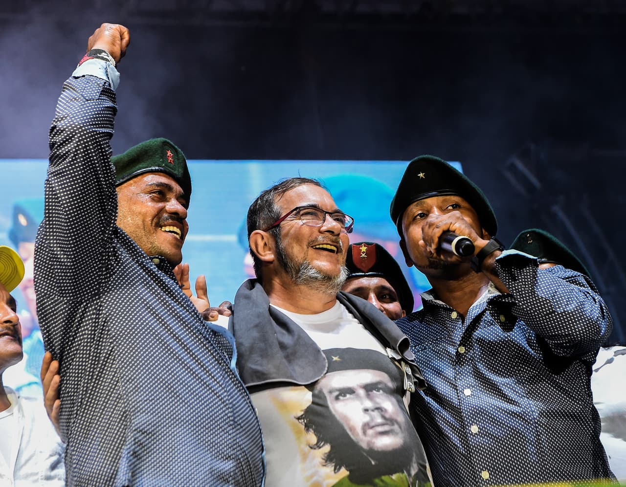 Con una sonrisa de oreja a oreja y una camiseta del Che Guevara, el líder de las FARC, Rodrigo Londoño, alias 'Timochenko', se presentó en el escenario donde se celebraba un concierto en los Llanos del Yarí, en el departamento del Meta, en unas tierras que durante décadas han sido el corazón de la guerrilla.
