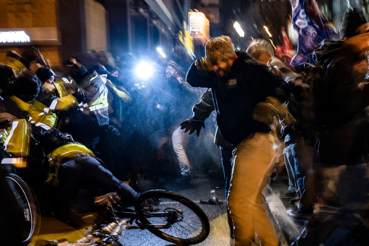 El martes en la noche hubo algunos encontronazos entre la policía y manifestantes en la plaza ‘Black Lives Matter’, muy cerca de la Casa Blanca.
