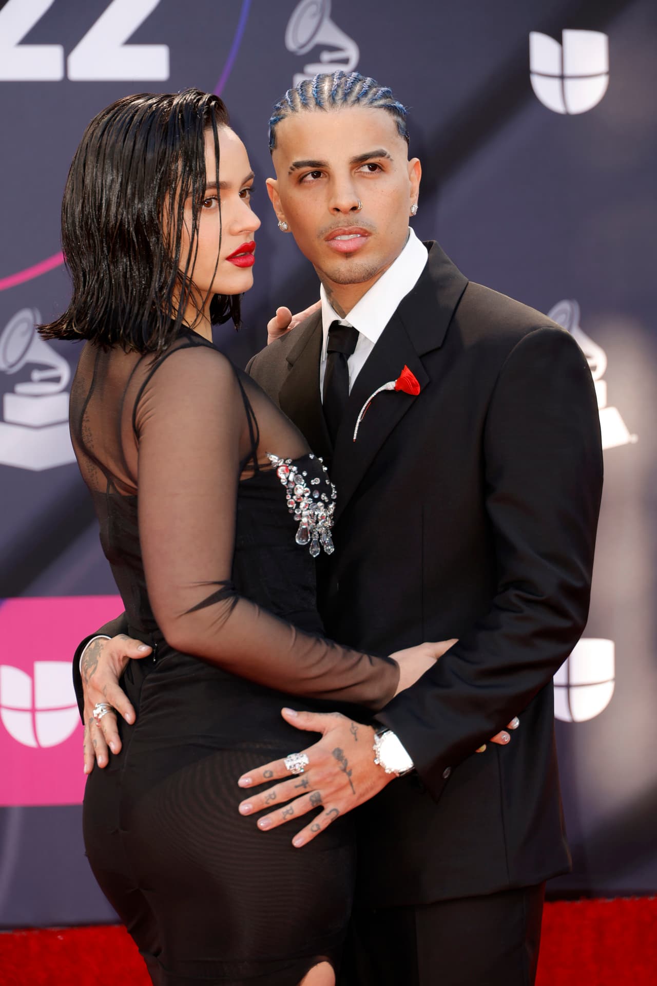 <h2 class="cms-H2-H2"><b>Rauw Alejandro y Rosalía</b></h2>
<br>
<br>La pareja de artistas sorprendió al anunciar que terminaron su relación entre abril y mayo, cuando ya se habían comprometido y parecían muy enamorados. Tanto Rosalía como Rauw, pidieron privacidad ante este momento que estaban viviendo.