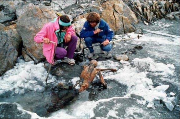 El 
<a href="https://www.univision.com/noticias/ciencia/el-hombre-de-hielo-murio-mientras-huia-un-musgo-revela-los-momentos-finales-de-la-momia-de-5-000-anos">cuerpo momificado</a> de Ötzi fue encontrado por una pareja de alpinistas entre la frontera de Italia y Austria en 1991. Murió cuando tenía 46 años, lo que se consideraba viejo por aquel entonces. Su tipo de sangre era O positivo y era intolerante a la lactosa.
