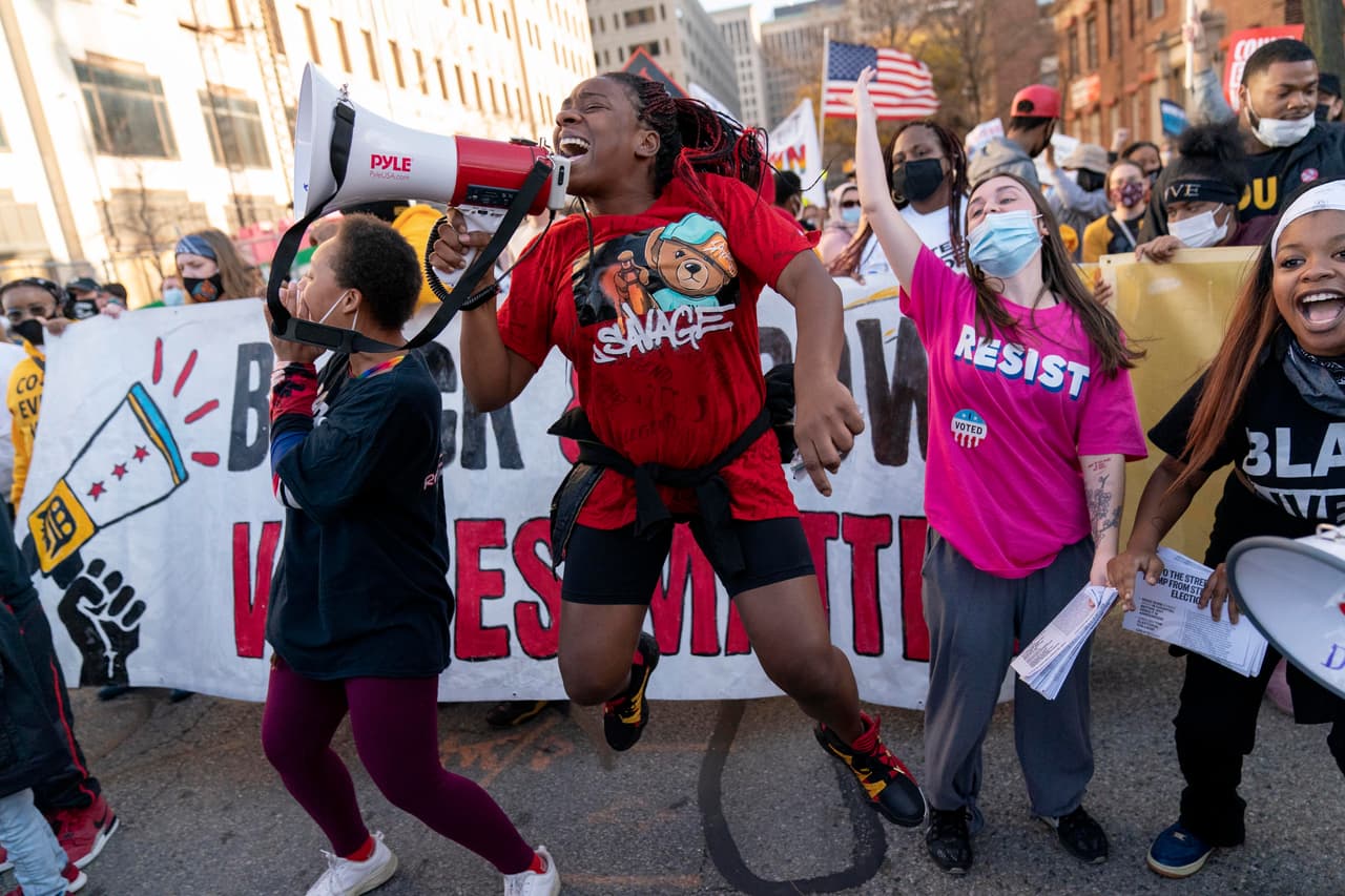 En Detroit, la fiesta también fue efusiva y masiva con bailes, cantos en pleno centro de la ciudad.