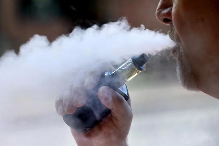 La FDA aprueba los cigarrillos electrónicos: ¿cuáles son los daños y posibles méritos del vaping? 