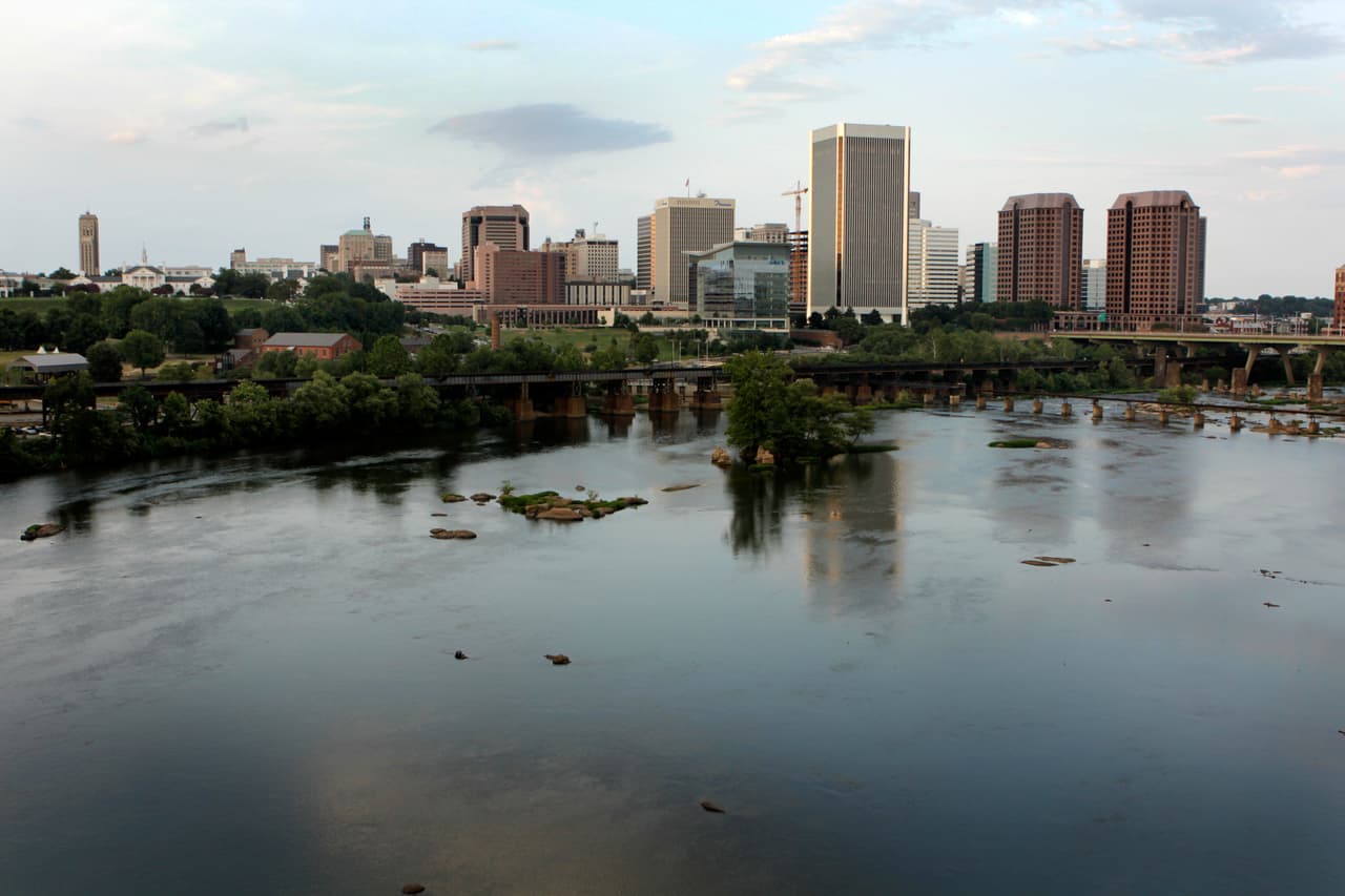 En el décimo lugar de la lista está la ciudad de 
<b>Richmond, Virginia. </b>Un reporte publicado por la aseguradora Allstate Insurance, ubicó a Richmond en el lugar 80 de un total de 200 ciudades analizadas respecto a seguridad al volante.