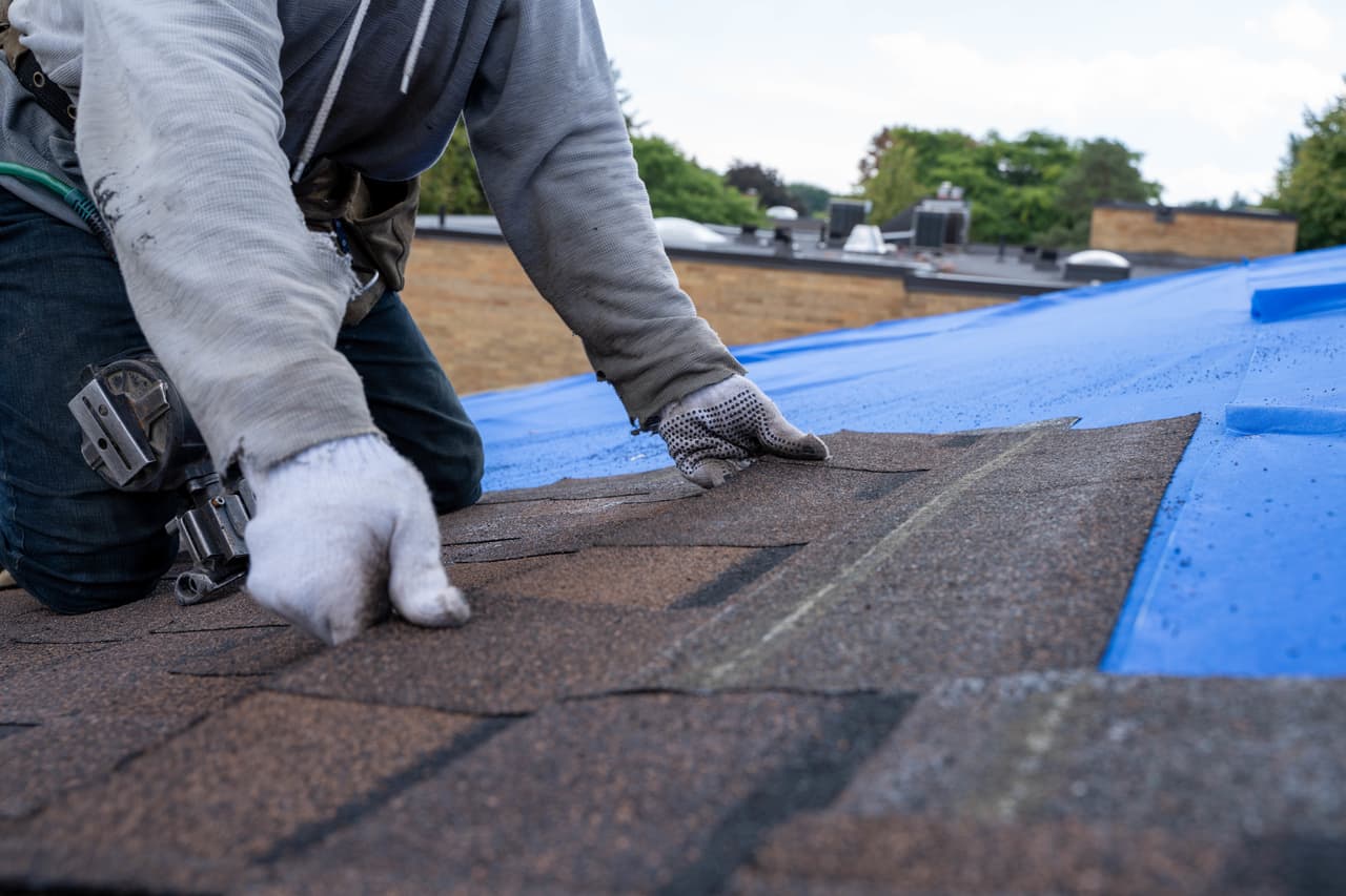 <h2 class="cms-H2-H2">6. Instaladores de techos</h2>
<br>
<br>🚧 
<b>Tasa de accidentes fatales (2021): </b>72.4 por cada 100,000.
<br>
<br>🚧 
<b>Muertos por accidentes laborales (2021): </b>115.
<br>
<br>🚧
<b> Causa de muerte más común:</b> Caídas.
<br>