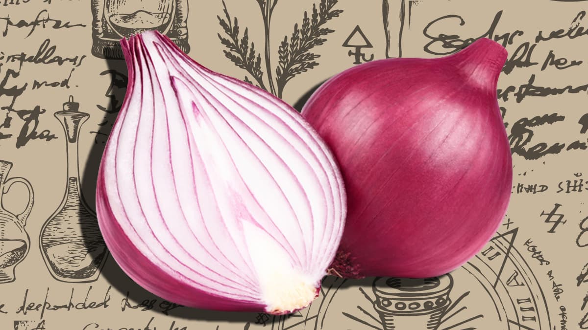Estamos acostumbrados a usar las cebollas en nuestra gastronomía pero, ¿sabías que desde tiempos ancestrales se les usa en rituales y otras creencias esotéricas?