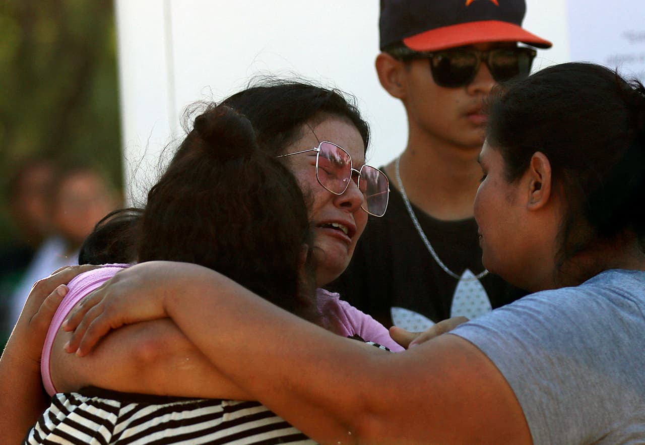 Familiares de los trabajadores protagonizaban 
<b>dramáticas escenas alrededor de la mina</b>, que fue acordonada por la Guardia Nacional, donde permanecen desde hace más de ocho horas esperando noticias de sus seres queridos.