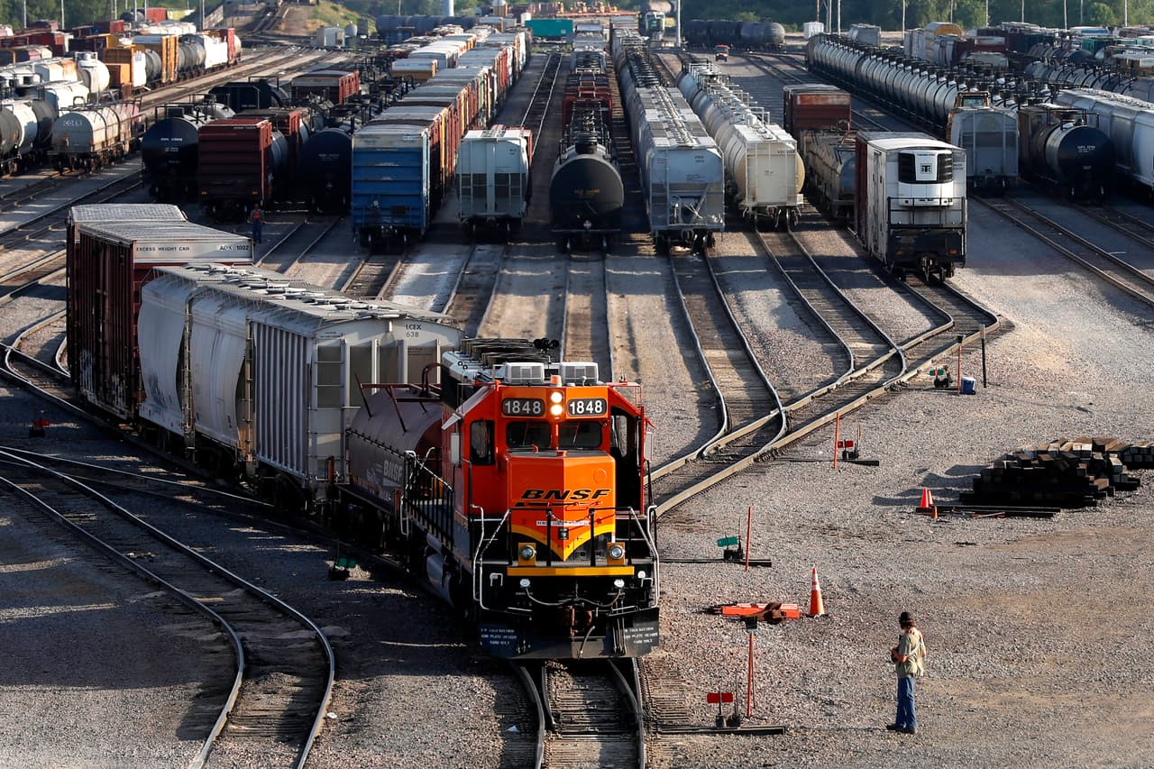 Biden firma una ley para evitar una huelga ferroviaria que amenazaba con golpear la economía
