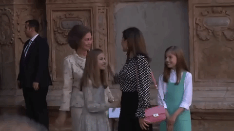 Nuevamente la madre de Leonor y Sofía entró en escena y limpió el beso que le dio la abuela a la princesa. Este momento incómodo ha causado revuelo en los medios de comunicación, pues deja en evidencia la mala relación que la experiodista mantiene con su suegra.