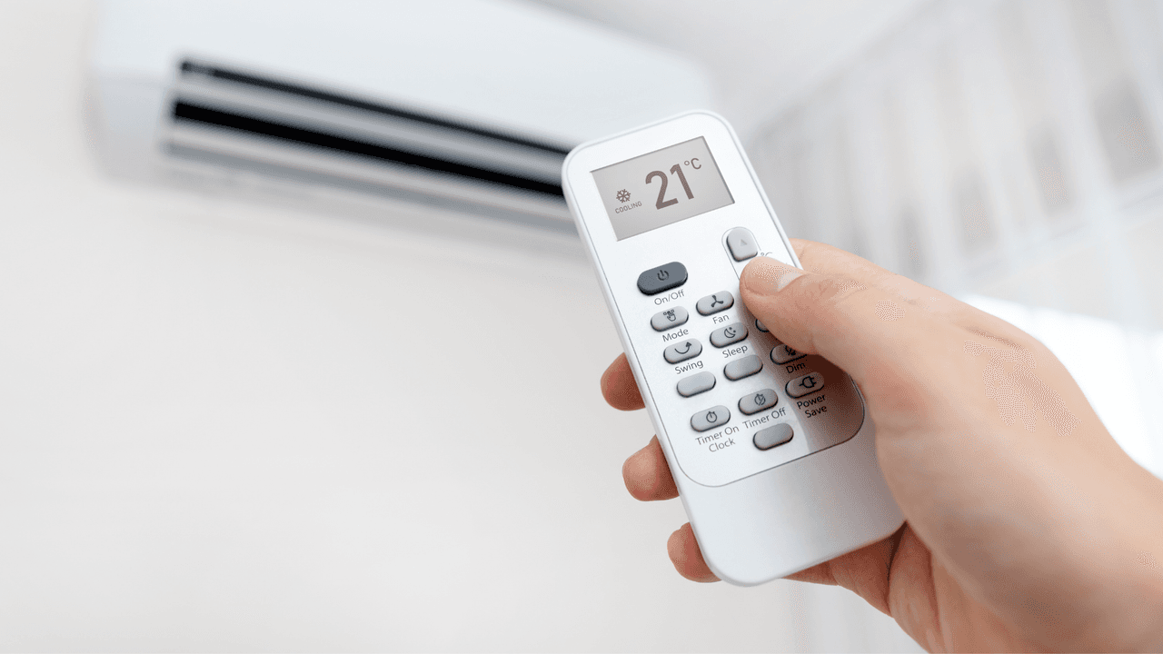 <b>Mantente fresco en interiores.</b> Intenta estar en un área con aire acondicionado, como en un centro comercial o una biblioteca pública. Busca en tu departamento de salud local refugios para aliviar el calor en su área. Los ventiladores eléctricos pueden ayudar a refrescarte, pero no dependas solo de ellos. Cuando la temperatura está en los 90 grados o más, un ventilador no evitará un golpe de calor. Una ducha fría es una forma más eficaz de refrescarse. Usa menos la estufa y el horno para mantener una temperatura más fresca en tu hogar.