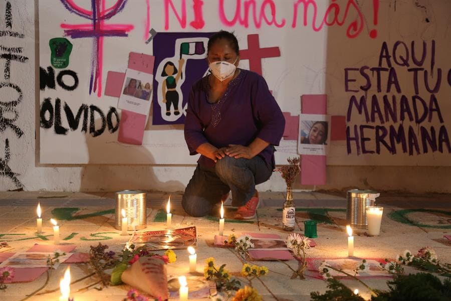 En el acto, una de las activistas leyó un pronunciamiento en el que señaló que "
<b>no basta con detener a los responsables materiales de los feminicidios</b>", al tiempo que exigió una limpia en las corporaciones policiales municipales y del estado.