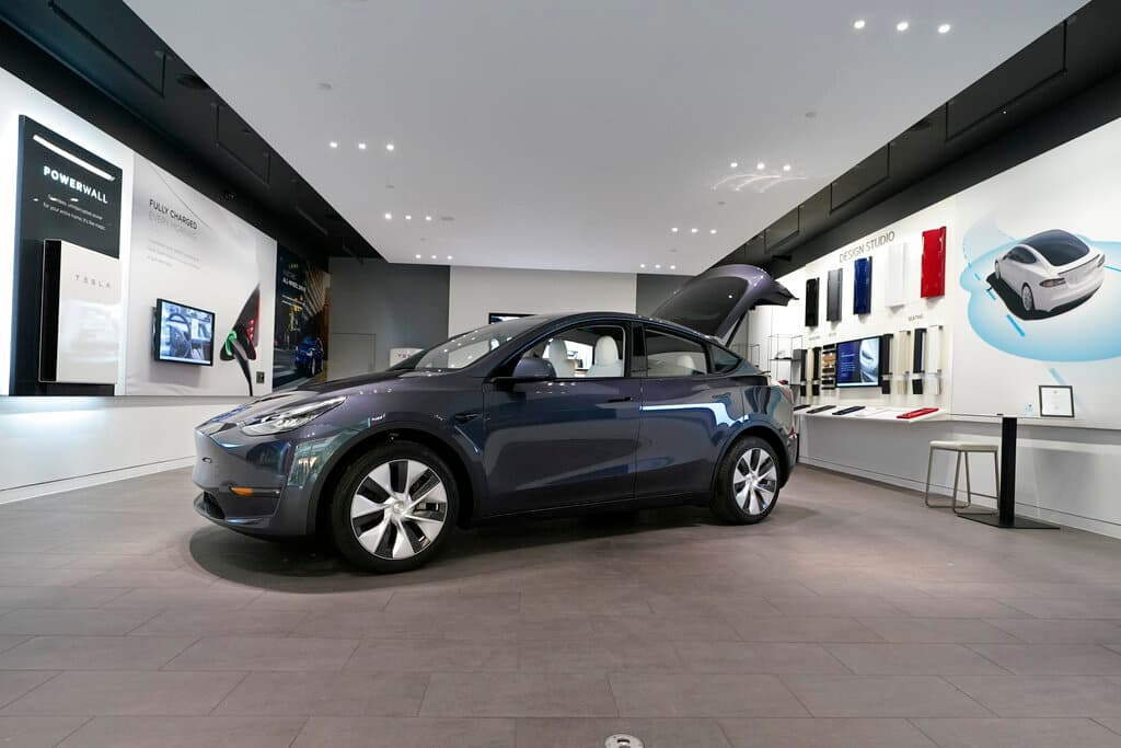 Investigan modelo más vendido de Tesla por dos casos en que el volante se desprende en plena marcha