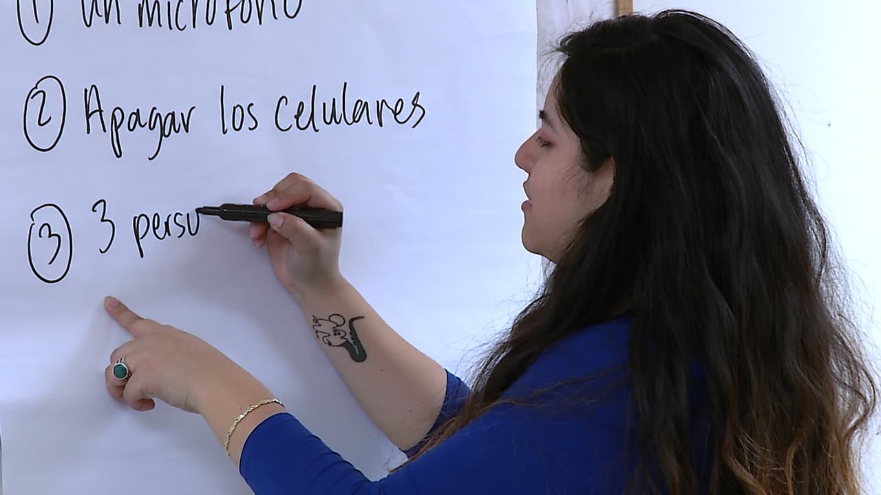 Los defensores de los derechos de los estudiantes ayudan a los padres a entender cómo navegar el sistema educativo.
