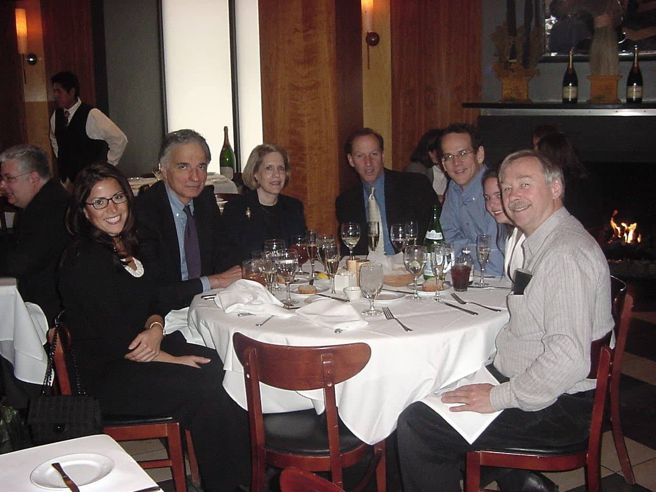 En 2005, Natalie Khawam organizó un 'almuerzo liberal' para una docena de importantes abogados en un restaurante en Washington. De izquierda a derecha: Natalie Khawam; Ralph Nader, activista por los derechos del consumidor y ex candidato presidencial por el Partido Verde; Judith Areen, Decano del Centro de Derecho en la Universidad de Georgetown; Abbe Lowell, importante abogado de causas penales que ha representado a varios importantes clientes, la abogada Elizabeth Glasgow y Wallace Mlyniec, director fundador de la Clínica de Justicia Juvenil de Georgetown.