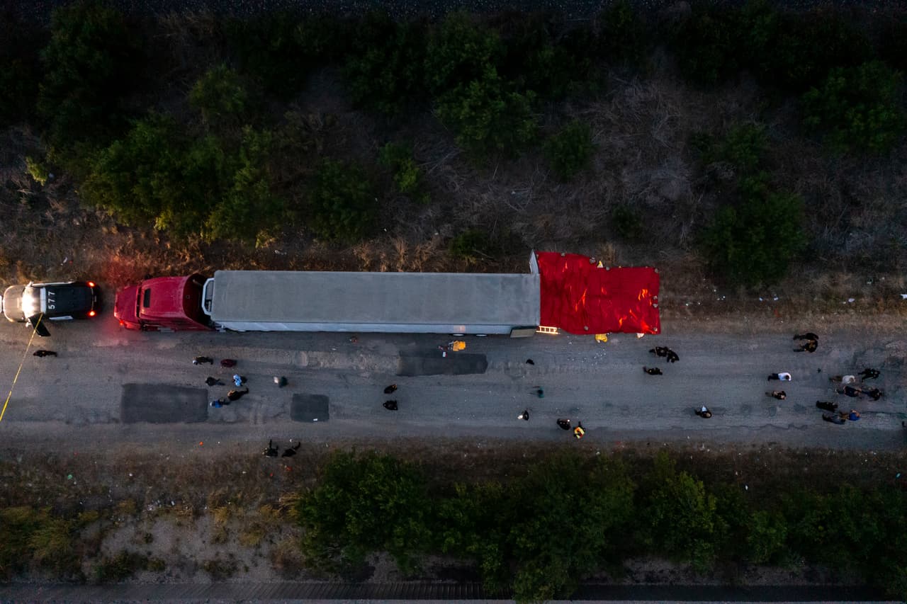El 
<a href="https://www.univision.com/local/san-antonio-kwex/muertes-inmigrantes-camion-san-antonio-texas-fotos">vehículo de semirremolque fue hallado</a> poco antes de las 6:00 pm en la cuadra 9600 de Quintana Road, cerca de la base de la Fuerza Aérea Lackland.