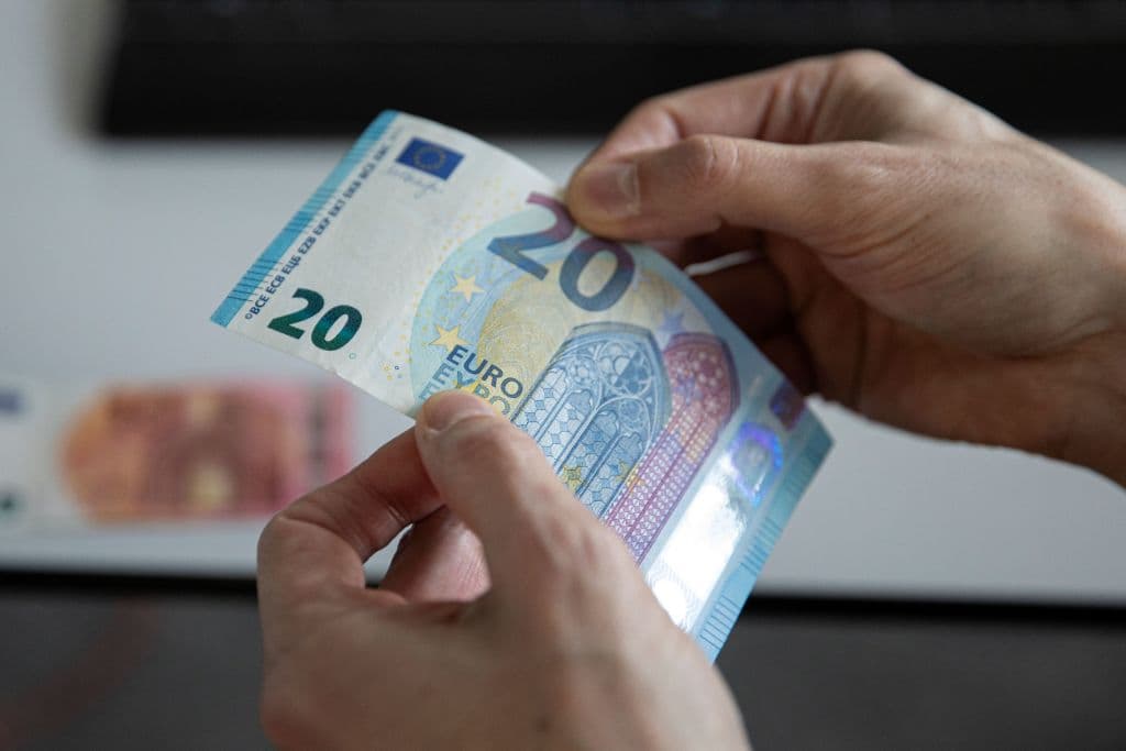 <b>Lugar 7.</b> Euro.
<br>
<br>La moneda usada por las instituciones de la Unión Europea (UE), así como la 
<i>moneda</i> oficial de la eurozona.