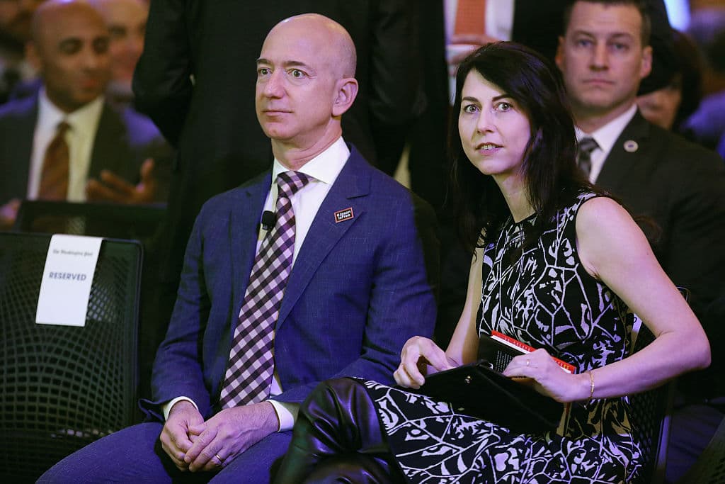Se casaron en 1993 y un año más tarde se mudaron a Seattle, donde Amazon comenzó a operar en la cochera de su casa. Juntos tuvieron tres hijos y adoptaron una nena de China. En 2019, luego de 26 años de casados, anunciaron su divorcio debido a una infidelidad. 
<b>Mira el video</b> para más detalles.