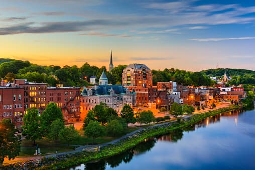 <b>Puesto 15. Augusta, Maine.</b> Esta ciudad del noreste tiene el encanto de las urbes históricas de Nueva Inglaterra. Puede dar un paseo por el centro para admirar su arquitectura victoriana y luego caminar a lo largo del río Kennebec (en la foto). Puede visitar gratuitamente el Capitolio del estado o el Museo Estatal, que cobra menos de cinco dólares por persona para entrar. Conocer el histórico fuerte Western cuesta solo una módica tarifa.