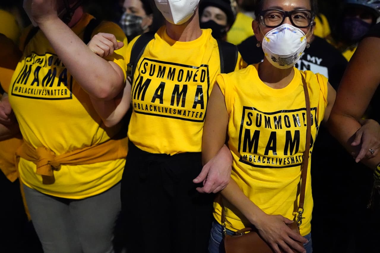 Las mujeres, con cascos de bicicleta y mascarillas para protegerse del coronavirus, se alinean con sus brazos entrelazados. Construyen una cadena humana una que protege momentáneamente a los manifestantes en los choques con las fuerzas federales y que ellas mismas bautizaron ‘Wall of Moms” (‘muro de mamás’, en español).