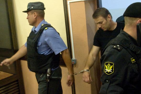El alcalde en funciones de Moscú, Serguéi Sobianin, se pronunció a favor de que el dirigente opositor Alexéi Navalny se presente a las elecciones al Ayuntamiento de la capital rusa del próximo 8 de septiembre. Navalny decidió retirar su candidatura tras ser condenado la víspera a cinco años de cárcel en un caso de robo de madera y fraude, lo que de hecho le inhabilitaba para tomar parte en unas elecciones. Después de su arresto, condena y posteriores demostraciones en St. Petersburg y otras ciudades rusas, el bloguero fue puesto en libertad en forma inesperada. Al quedar en libertad hasta que se resuelva la apelación de la sentencia, el opositor podría concurrir teóricamente a los citados comicios. Tras abandonar la prisión preventiva de la ciudad de Kírov, unos 900 kilómetros al este de la capital, Navalny señaló que tomara una decisión cuando vuelva a casa. Mientras, el veterano opositor liberal, Borís Nemtsov, animó hoy a Navalny a postular su candidatura, "continuar hasta el final y ganar". "Estoy convencido de que si en las elecciones recibe más de un millón de votos, no se atreverán a encerrarlo. La garantía de inmunidad de Navalny depende directamente del apoyo popular", apuntó. Navalny, bloguero anticorrupción que sacó a la luz los trapos sucios del partido del Kremlin, era considerado hasta su condena ayer a cinco años de cárcel el dirigente opositor con mayor gancho electoral. Los analistas no creen en una posible victoria de Navalny en las elecciones a la alcaldía, pero consideran que su condena sí puede traerle réditos electorales. Uno de los organizadores en diciembre de 2011 de las mayores protestas antigubernamentales desde la caída de la Unión Soviética, Navalny fue el dirigente más votado cuando la oposición extraparlamentaria decidió crear un consejo coordinador.