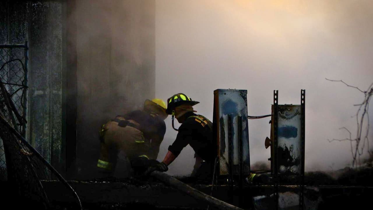 <b>El fuego fue contenido en la madrugada del martes</b>, en un área delimitada por Empire Central, Oakbrook Blvd. y Prudential Dr. Las labores de control incluyeron el uso de maquinaria pesada: 
<b>cuatro camiones con escaleras aéreas, para extinguir los restos del incendio.</b>