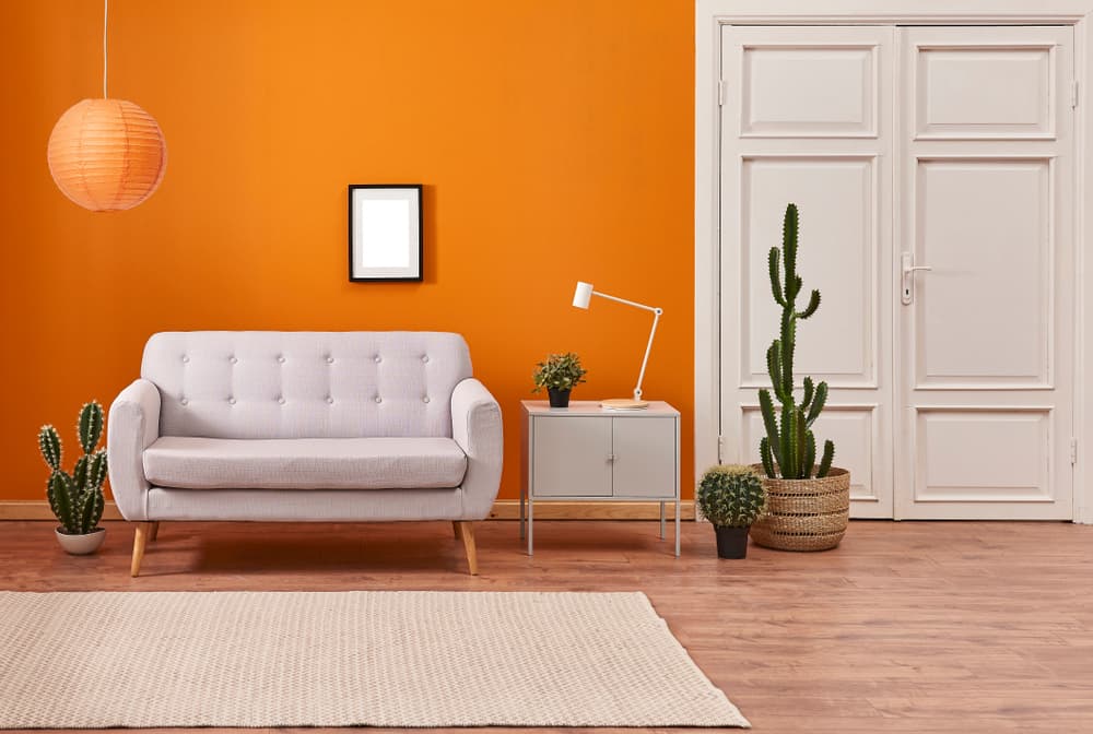 El naranja es el color de la creatividad, para inspirarte y concentrarte. Te brindará una sensación de calidez, fraternidad y concentración.