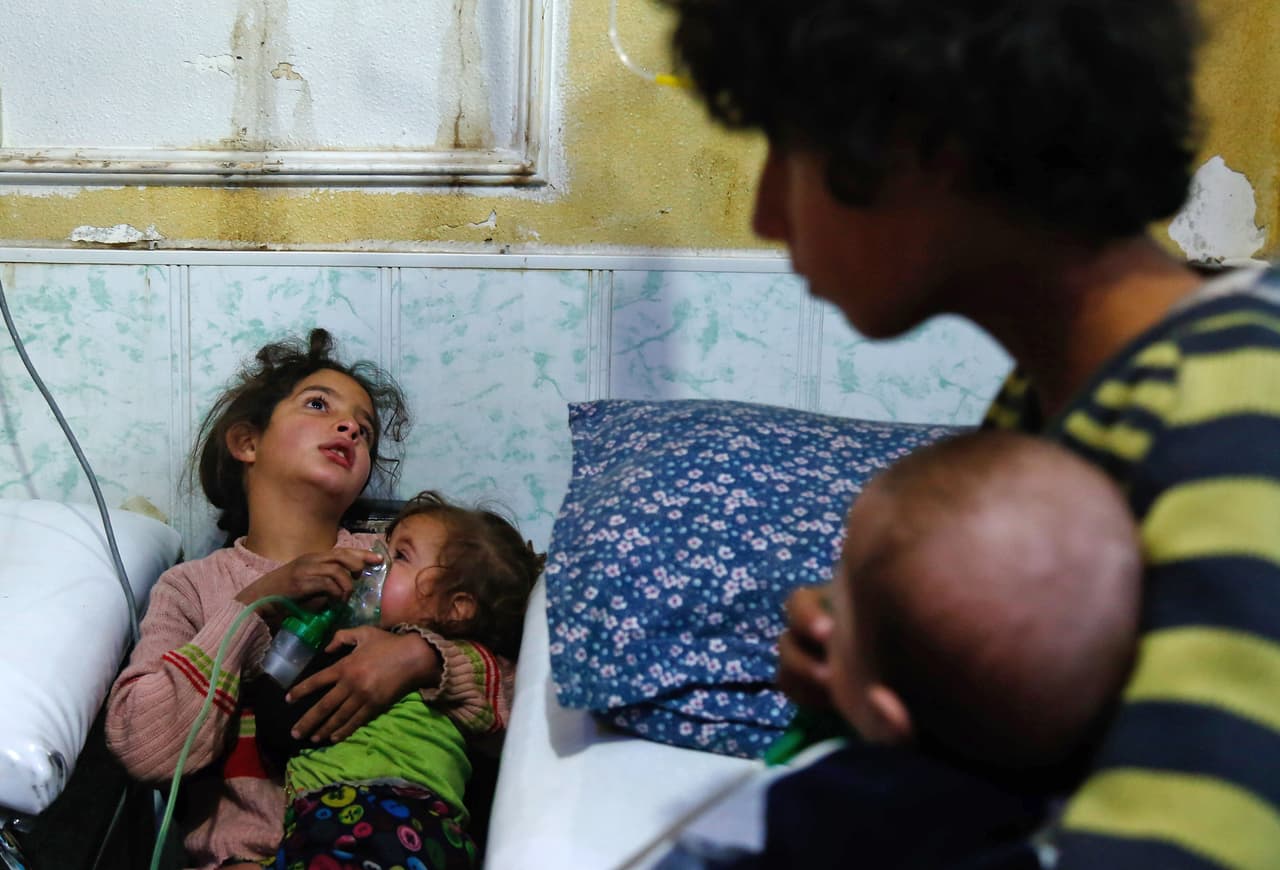 Los Cascos Blancos de 
<b><a href="https://www.univision.com/temas/siria">Siria</a></b>, que actúan como primeros intervinientes en las áreas controladas por los rebeldes en ese país, dijeron que el ataque ocurrió por la noche y que fue empleado "gas de cloro venenoso". "
<b>Más de 500 casos, la mayoría de los cuales son mujeres y niños, </b>fueron llevados a centros médicos locales con síntomas indicativos de exposición a un agente químico", dice la declaración conjunta emitida por la Sociedad Médica Sirio Americana (SAMS) y los cascos blancos sobre el asunto.
<br>