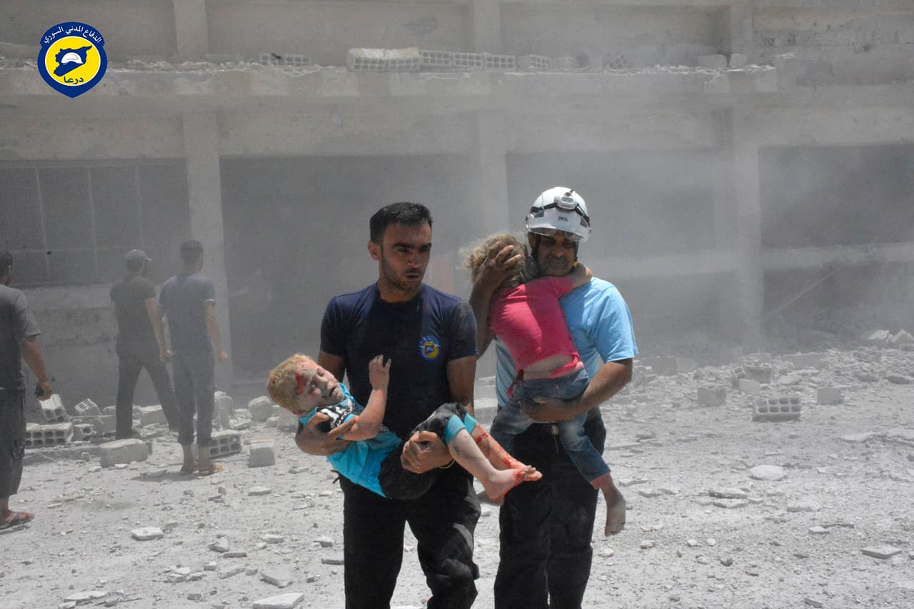 El presidente Bashar al-Asad ha dicho que los ‘cascos blancos’ forman parte de Al Qaeda en Siria. Las fotografías de los rescates realizados por este grupo a niños heridos por los bombardeos en Siria han dado la vuelta al mundo, como la de este rescate en la ciudad siria de Darab en 2017.