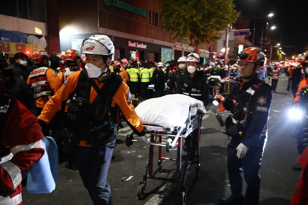 Choi Sung-bum, funcionario del Departamento de Bomberos dio la cifra inicial de muertos cuando eran cerca de las 02:30 am de la madrugada del domingo en Seúl, rodeado de más de una centena de unidades de emergencia que han levantado carpas en el área de la tragedia.