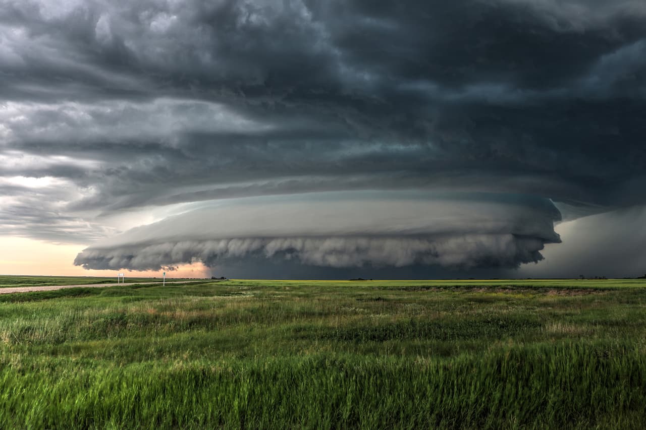 <b>‘Tormenta perfecta’</b>
<br>
<br>“La supercélula capturada en esta foto tuvo una advertencia de tornado durante algún tiempo, pero nunca produjo uno”, explica el premio. 
<br>
<br>“Sin embargo, arrojó granizo del tamaño de una pelota de béisbol. Una supercélula es una poderosa tormenta con una corriente ascendente rotatoria profunda capaz de producir tornados, granizo grande, ráfagas de viento dañinas y lluvias torrenciales”, añadió.
<br>