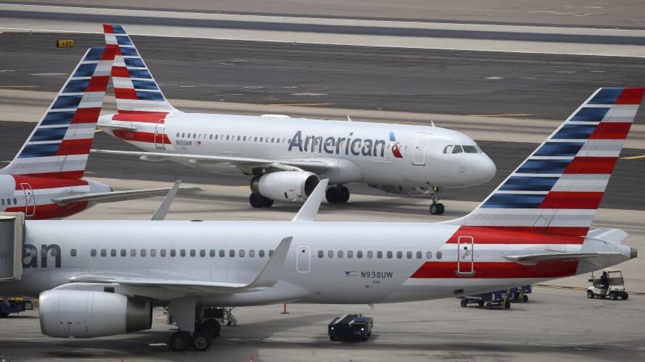 ¿No conoces el aeropuerto? Puedes visitar los 
<a href="https://maps.skyharbor.aero/?lang=es&s=eyJvbmxpbmUvZ2V0RGlyZWN0aW9uc0Zyb21UbyI6eyJtdWx0aXBvaW50Um91dGluZyI6ZmFsc2V9LCJtYXBSZW5kZXJlciI6eyJ2cCI6eyJsYXQiOjMzLjQzNTU5LCJsbmciOi0xMTIuMDAyNTg4LCJ6b29tIjoxNS4xMTUxMDMsImJlYXJpbmciOjAsInBpdGNoIjowfSwib3JkIjozfX0%3D" target="_blank">mapas interactivos en el sitio de skyharbor.com</a> para localizar las puertas de embarque, así como los restaurantes y tiendas que están cerca del lugar.