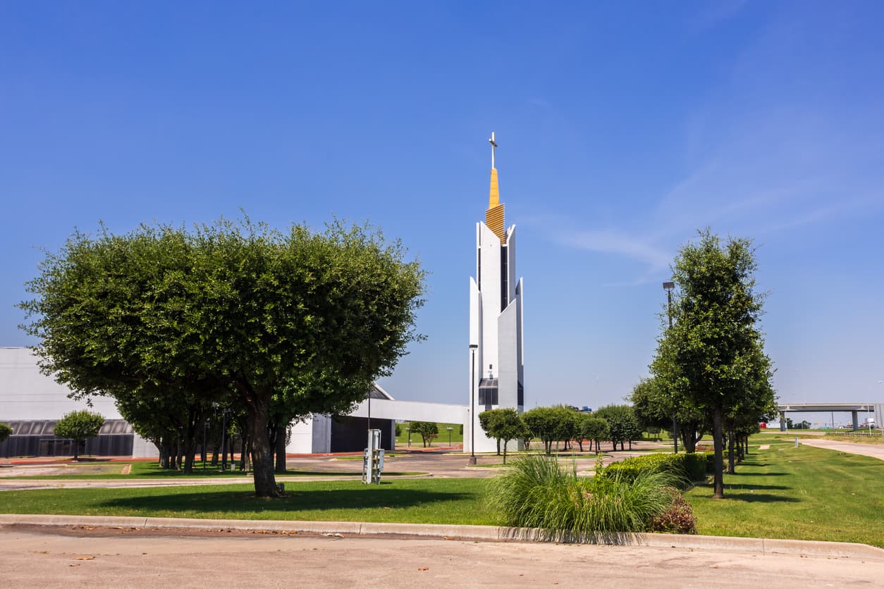 <b>Puesto 20 de las ciudades donde el salario rinde más | Irving, Texas</b>
<br>
<br>🔘 El ingreso promedio anual de un hogar en esa ciudad es de $66,567.
<br>🔘 Los cheques que recibe un hogar quincenalmente ascienden a $2,560.
<br>🔘 El monto de cubrir las necesidades básicas es de $1,207.
<br>🔘 Por ello, sobran $1,353 de cada cheque.