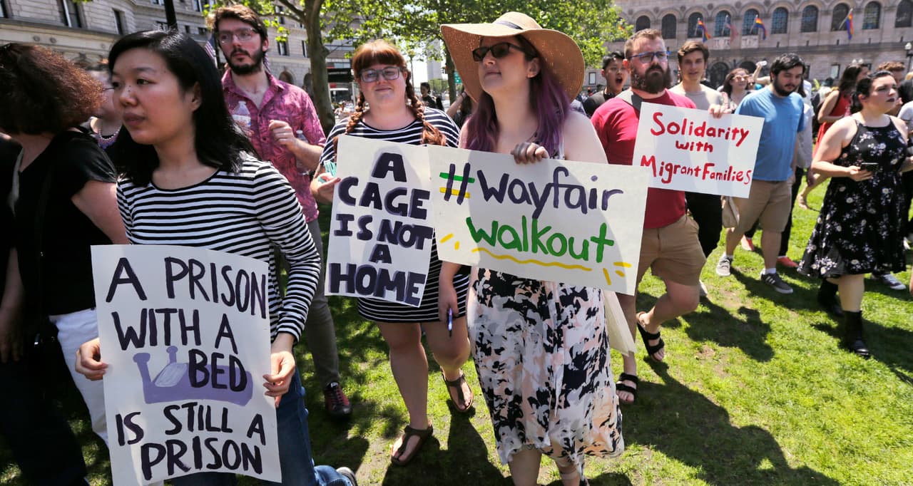 "Una prisión con una cama sigue siendo una prisión", "Una jaula no es un hogar", se lee en algunos carteles vistos en la manifestación. Los empleados exigieron que Wayfair no vendiera más productos a los centros de detención de migrantes y que den las ganancias netas de la venta que ya hicieron, unos 86,000 dólares, a una agencia sin fines de lucro con sede en Texas que ofrece servicios legales a inmigrantes.