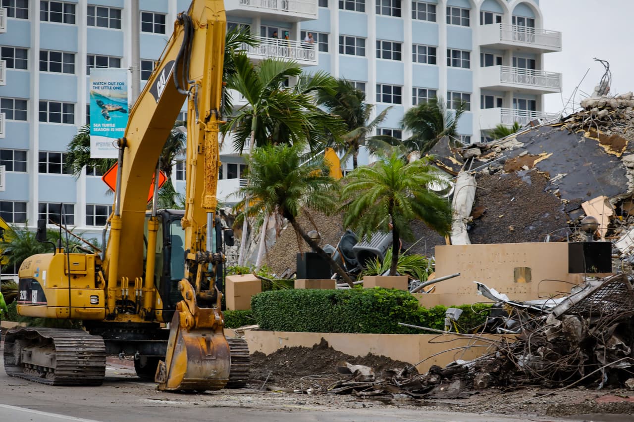 La inestabilidad de la estructura que quedaba en pie del edificio de Surfside también había obligado a los equipos de emergencia a detener sus labores.