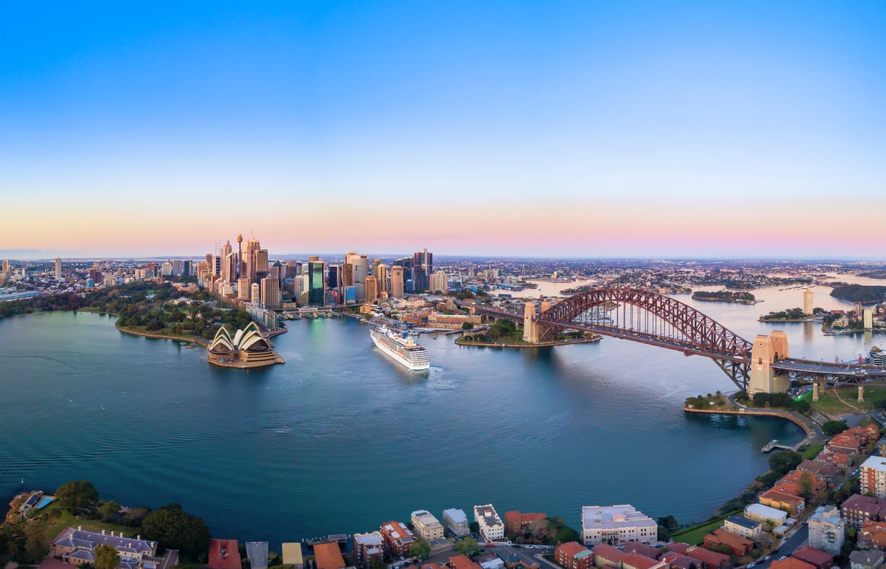 <b>Puesto 19. Australia.</b> En este país el 31.7% de los adultos tienen educación universitaria, una de las tasas de logro educativo más altas del mundo. Aunque formó su política económica basada en modelos europeos y norteamericanos, hoy la gran mayoría de sus socios comerciales se encuentran en Asia. Su INB es de 44,097 dólares y su esperanza de vida es de 82.5 años.