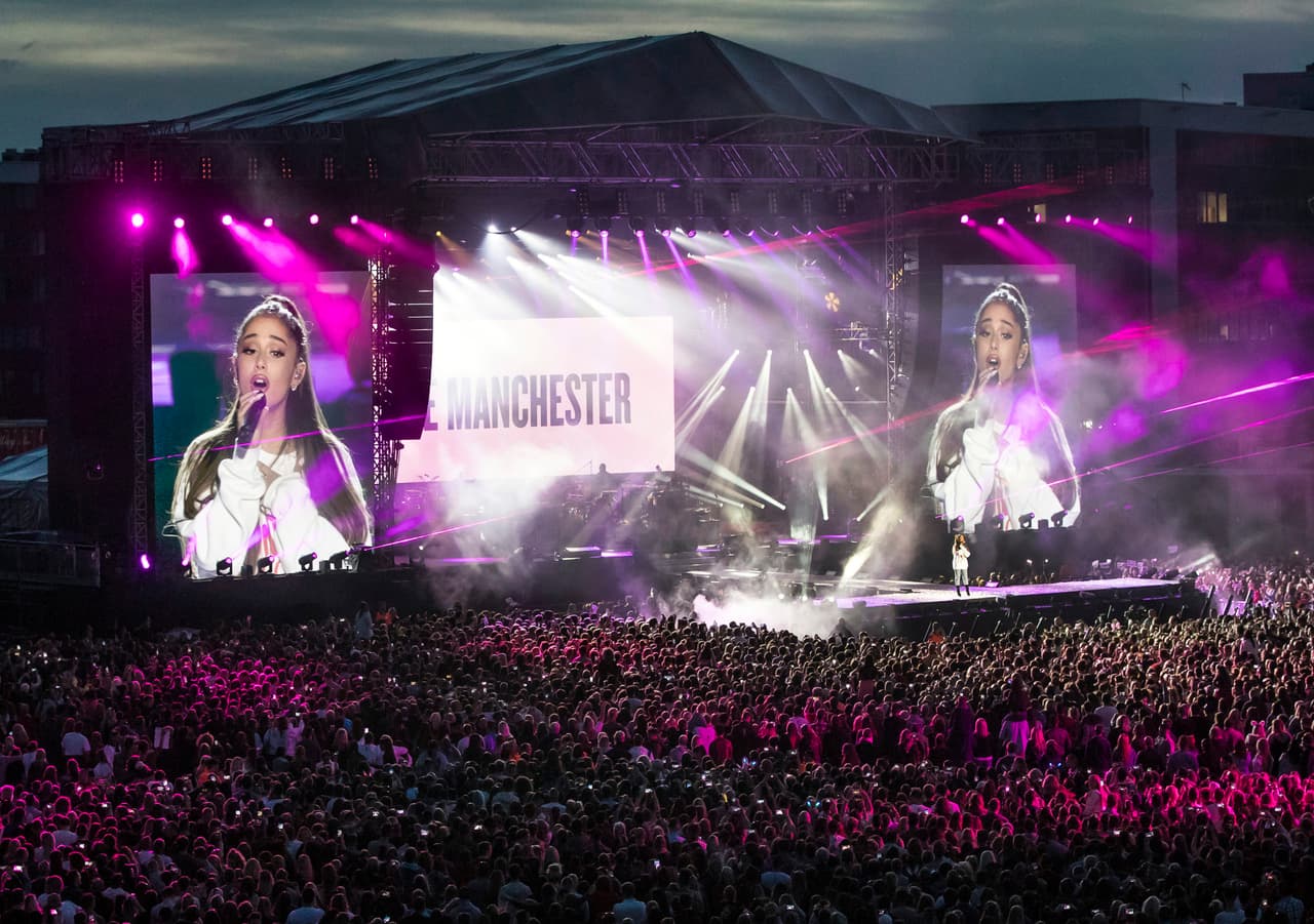 Al final Ariana Grande agradeció con un abrazo a cada uno de los cantantes que se sumaron a esta causa e cantó dos temas 'One Last Time' y 'Over The Rainbow'.