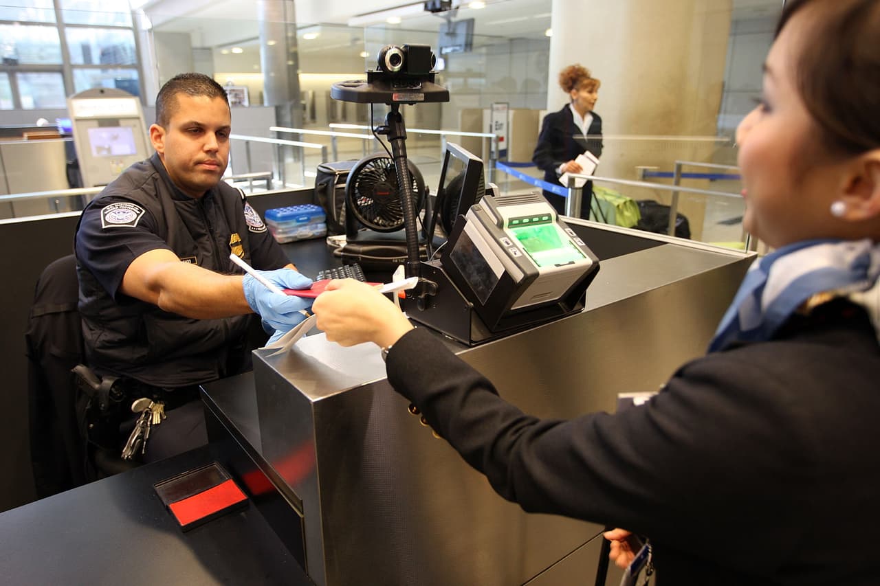 Según tu estatus migratorio, o si tienes una solicitud de beneficio migratorio en trámite, 
<b>se te requerirán diferentes tipos de documentos de viaje si deseas regresar a Estados Unidos</b> legalmente después de un viaje al extranjero.