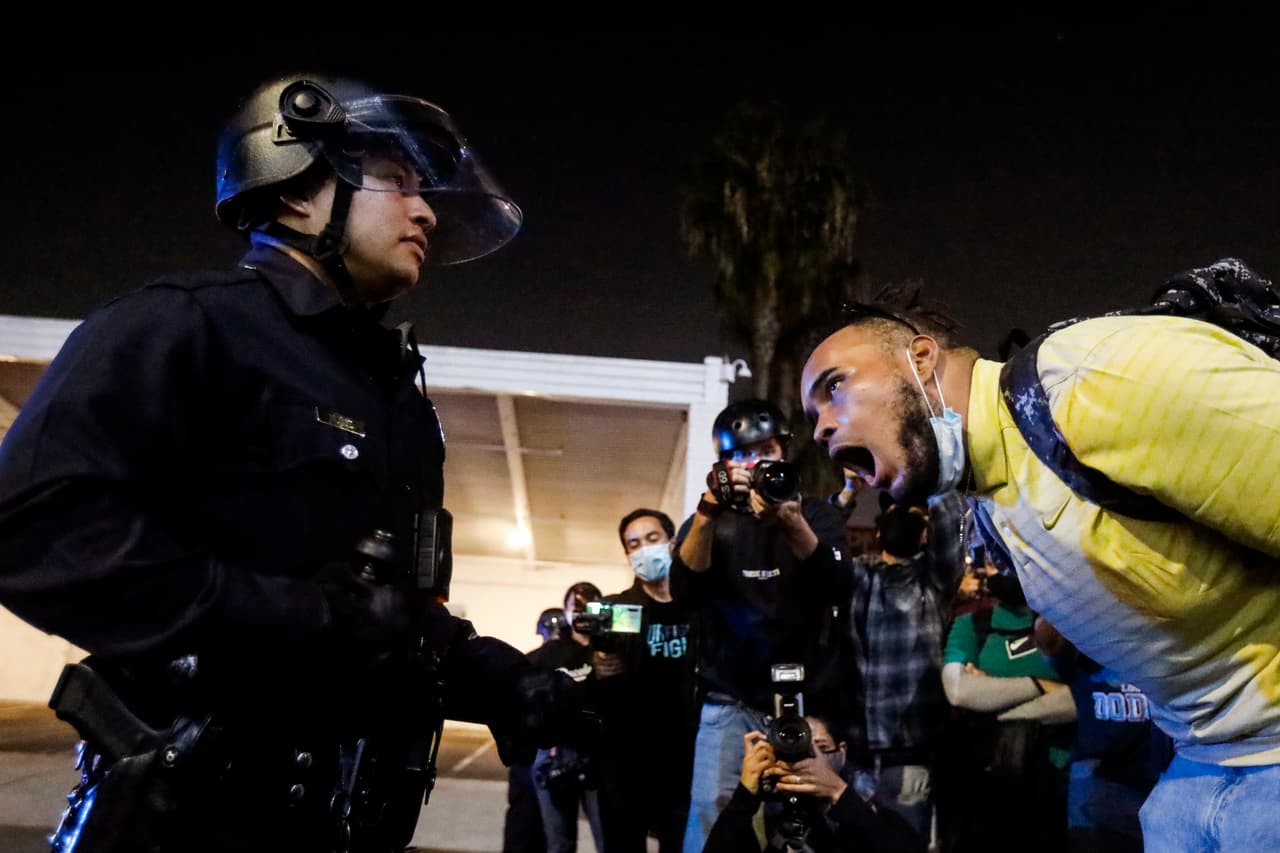 En Los Ángeles, California, manifestantes y policías en las calles en una tensa calma.