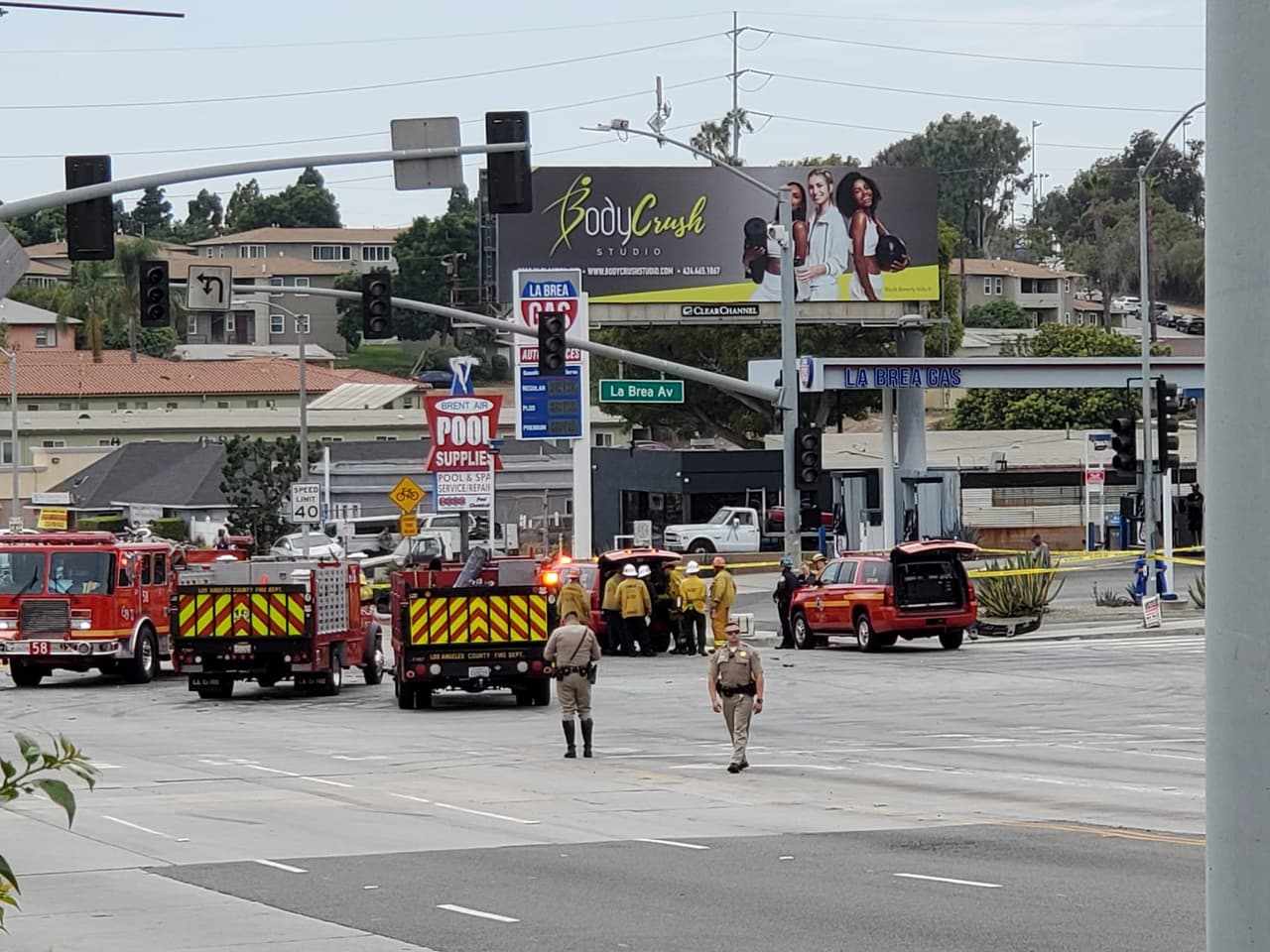 Inicialmente se reportaron cinco decesos en la escena. Horas más tarde, la Patrulla de Caminos de California (CHP) informó que 
<b>se encontró una sexta víctima mortal entre los restos quemados de uno de los vehículos.</b>